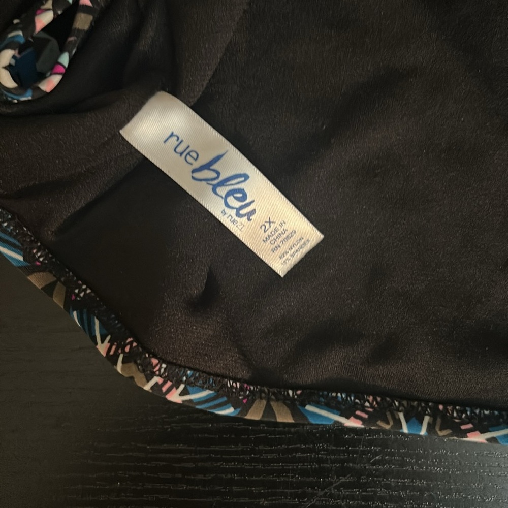 Geometric Patterned Swimsuit - Picture 7 of 7